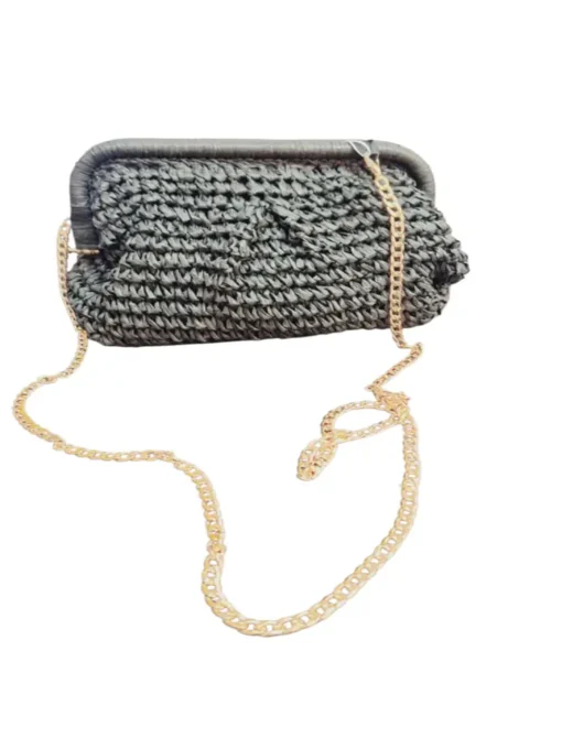 Τσάντα ανάλαφρη μαύρη ψάθινη με clutch κούμπωμα B005